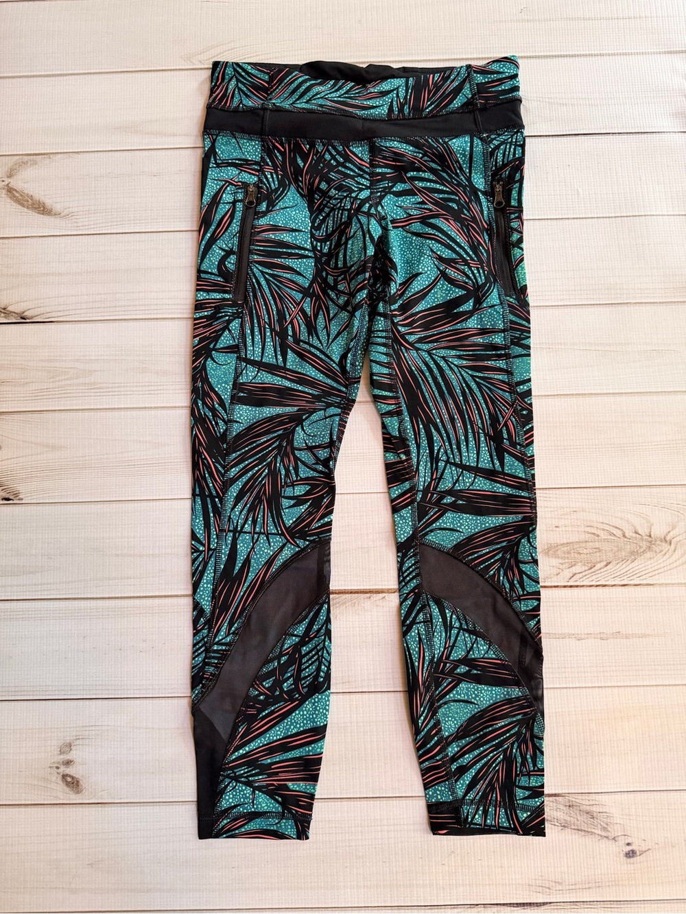lululemon athletica Teal and Black Leaf-Print 7/8 Leggings - Picture 2 of 5